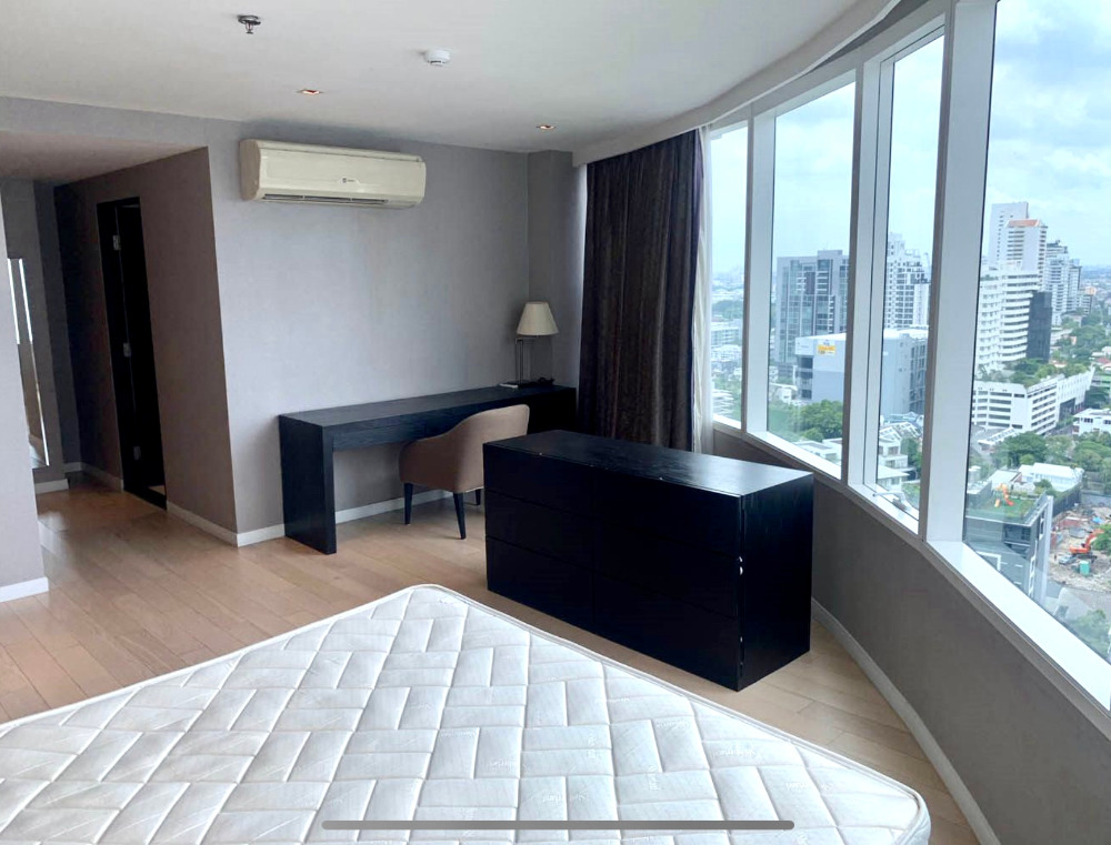 Eight Thonglor: 2bed 2bath 120.81sqm. 2XFl 22,500,000 Am: 0656199198