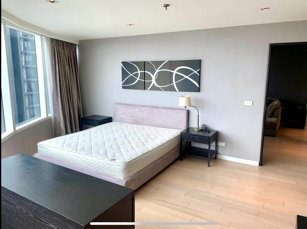 Eight Thonglor: 2bed 2bath 120.81sqm. 2XFl 22,500,000 Am: 0656199198