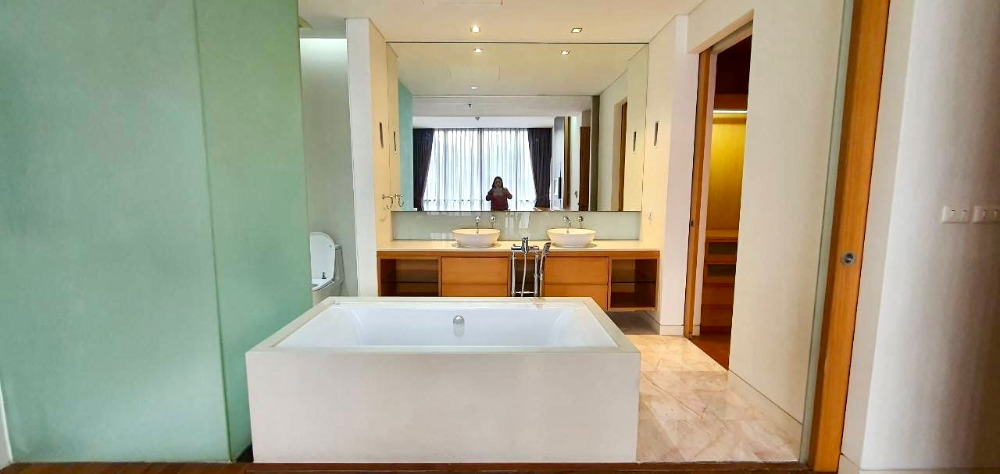 Domus Sukhumvit 16: 2+1bed 3bath 167sqm. 110,000/mth. Am: 0656199198