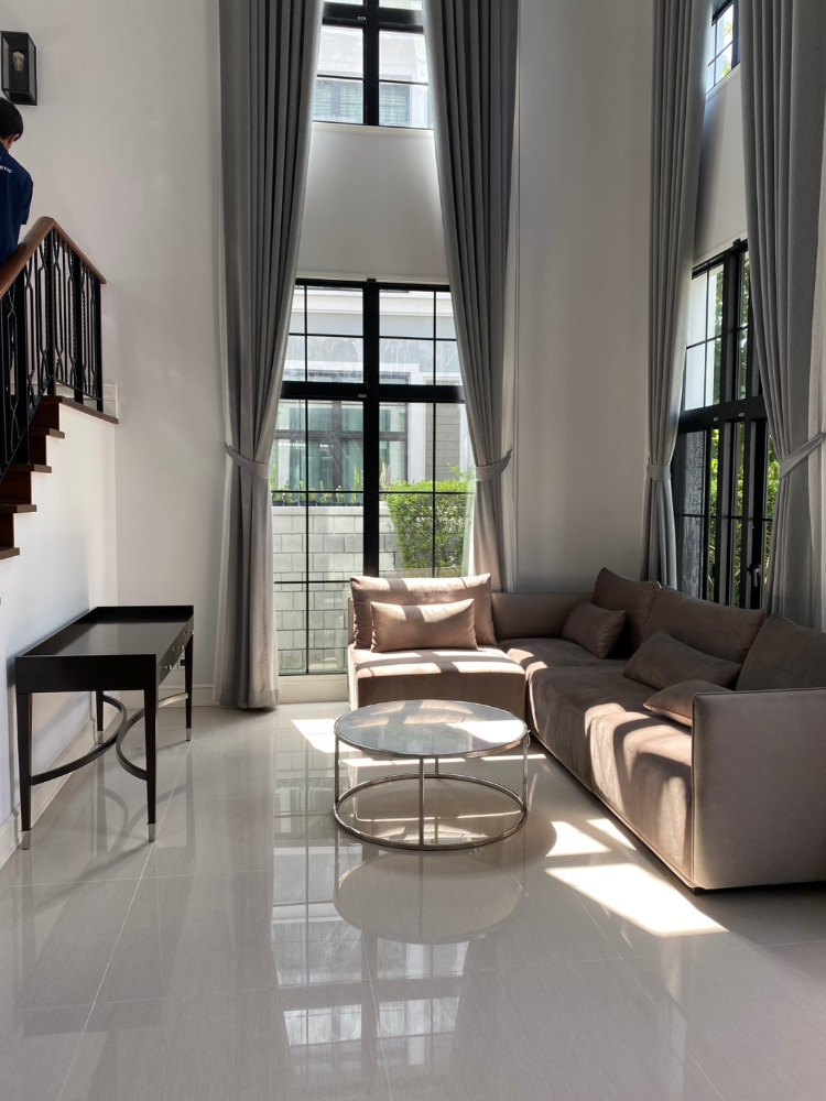 Palazzo Srinakarin: 103sqwah 398sqm. 4bed 5bath 230,000/mth Am: 0656199198