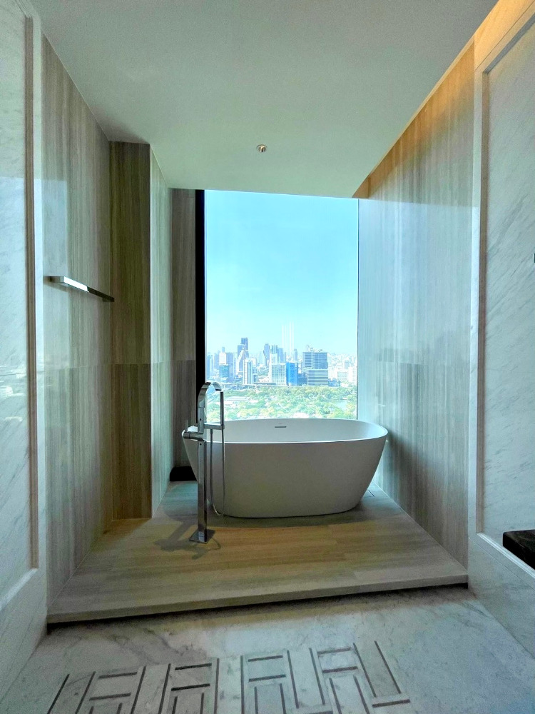 189 Wireless One Bangkok: 3bed 3bath + maid 226sqm. 950,000/mth. Am: 0656199198