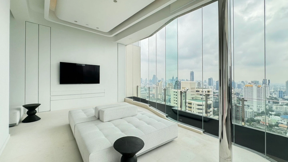 The Diplomat 39 penthouse whole floor: 444.13sqm. 4bed 200,000,000 Am: 0656199198