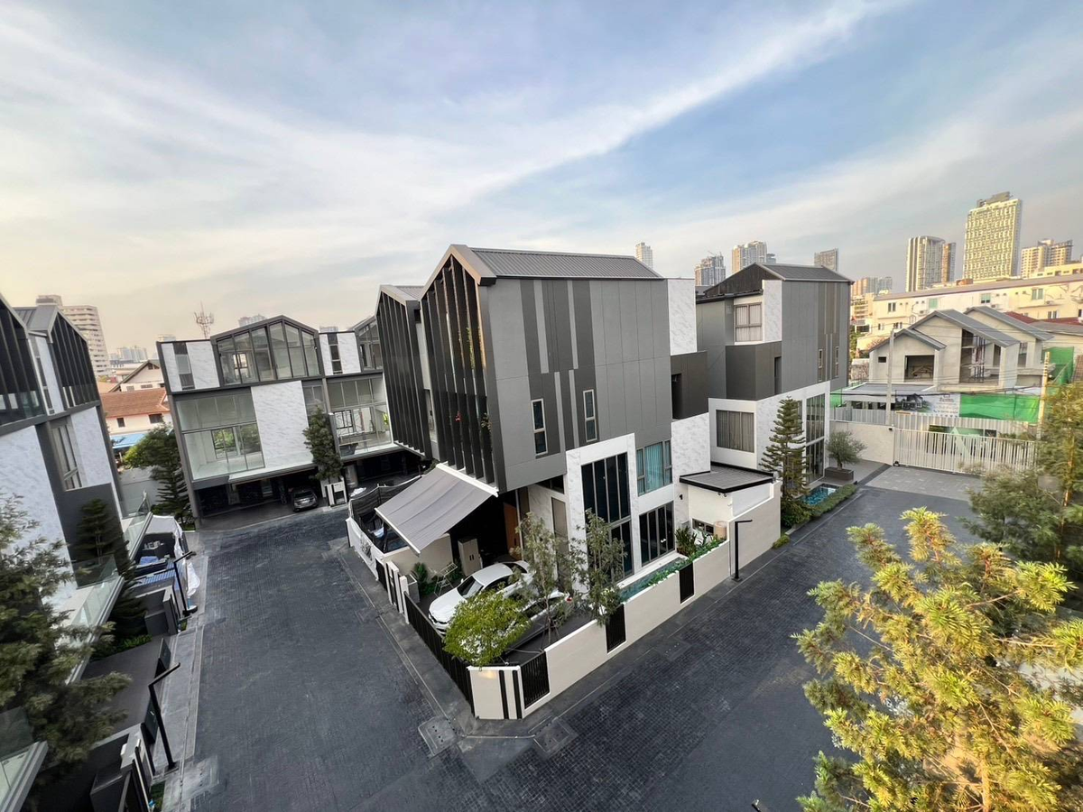 Artery Sukhumvit 54: 61sqwah 300+sqm. 3bed 4bath 200,000/mth. Am: 0656199198