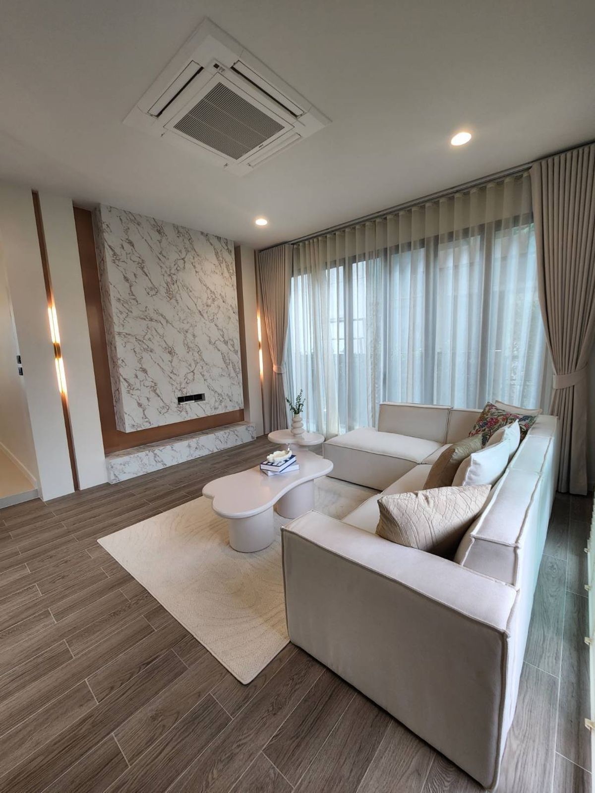 Burasiri Krungthrp Kreetha: 78 sqwah 300 sqm. 4bed 5bath 280,000/mth. Am: 0656199198