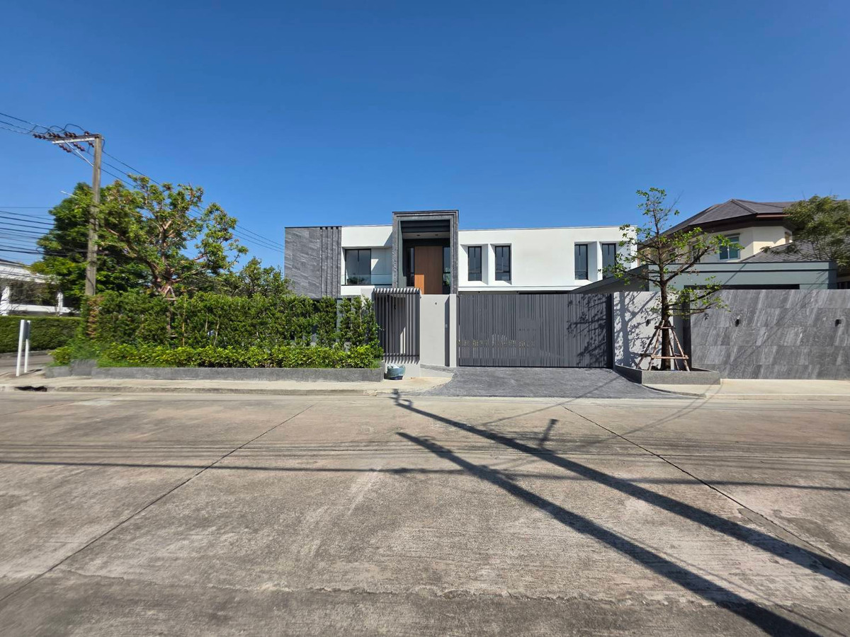 Panya Village Pattanakarn 30: 210 sqwah 5+1 bed 6 bath brandnew underconstruction 115,000,000 Am: 0656199198