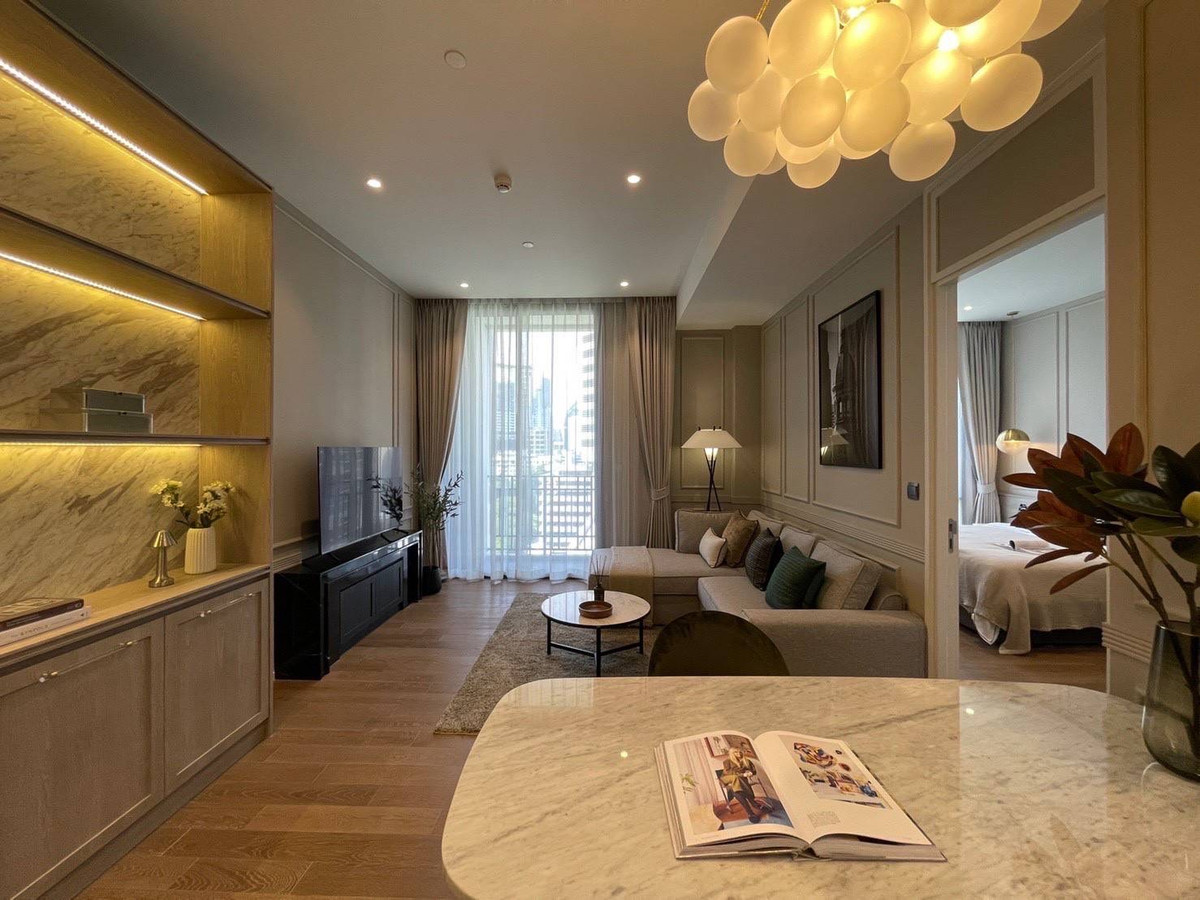 Muniq Langsuan: 56sqm. 1bed 1bath Sell: 20,900,000 Rent: 65,000/mth. Am: 0656199198