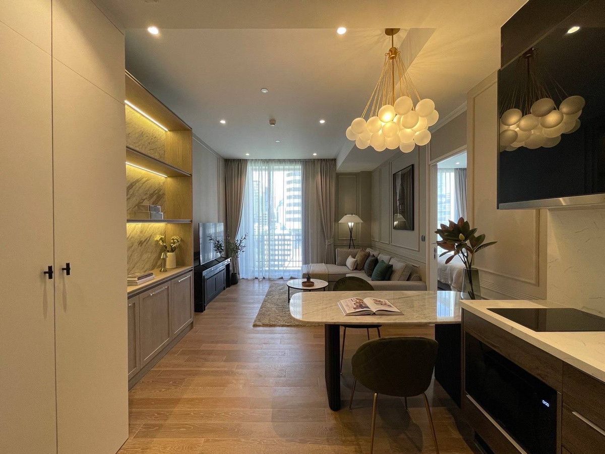 Muniq Langsuan: 56sqm. 1bed 1bath Sell: 20,900,000 Rent: 65,000/mth. Am: 0656199198