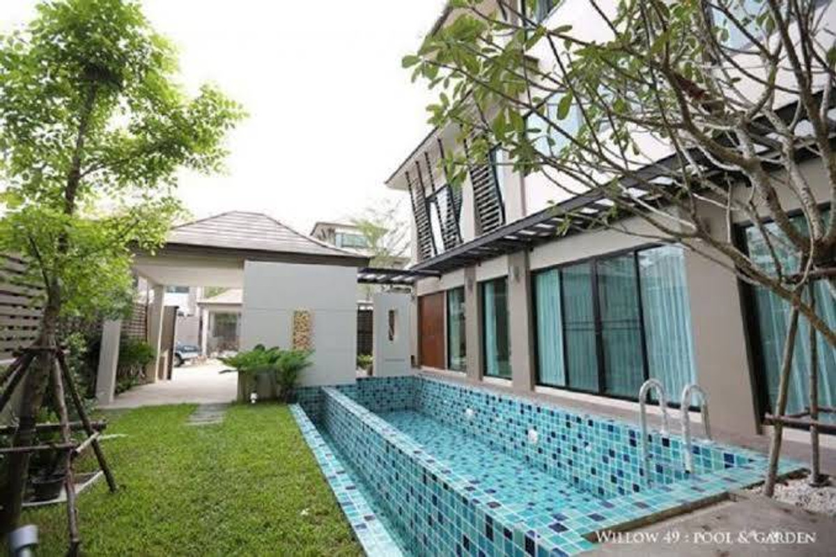 House Sukhumvit 49: 90sqwah 400sqm. 3+1bed 4bath 180,000/mth. Am: 0656199198
