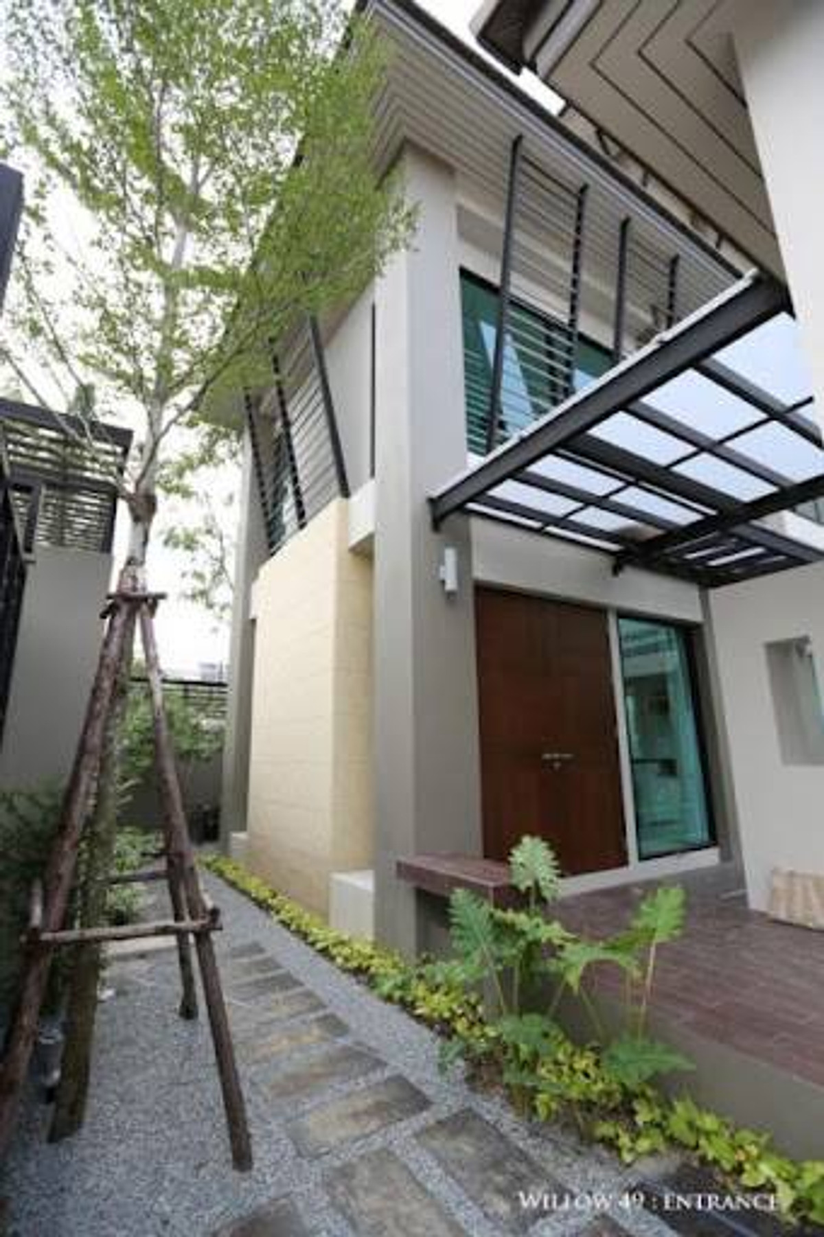 House Sukhumvit 49: 90sqwah 400sqm. 3+1bed 4bath 180,000/mth. Am: 0656199198