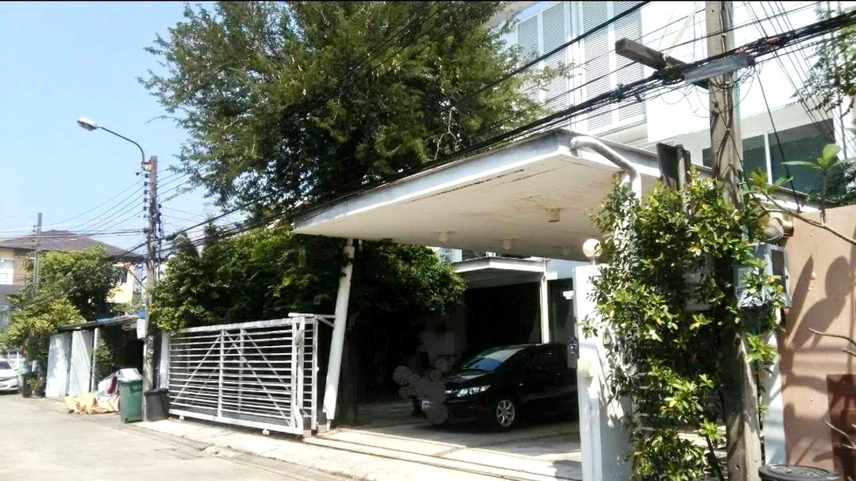 Commercial Space Sukhumvit 50: 80sqw 820sqm. Sell 60,000,000 Rent 220,000 Am: 0656199198