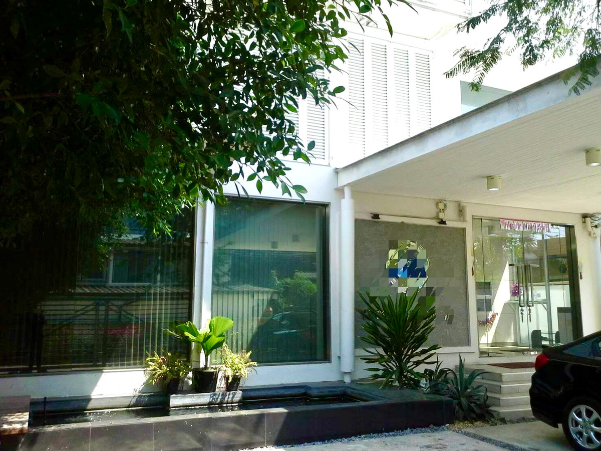 Commercial Space Sukhumvit 50: 80sqw 820sqm. Sell 60,000,000 Rent 220,000 Am: 0656199198