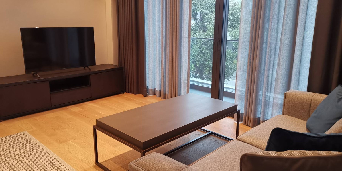 House Ekkamai sukhumvit 63:  4 Storey 556sqm. 4bed 5bath + Maid room 250,000/mth.  Am: 0656199198