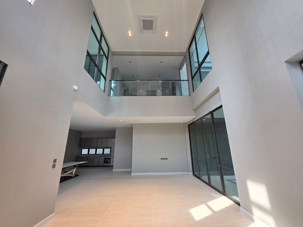 Connoisseur Pattanakarn 32: 137.80 sqwah  952sqm. 6bed 7bath Fully Fitted 110,000,000 Am: 0656199198