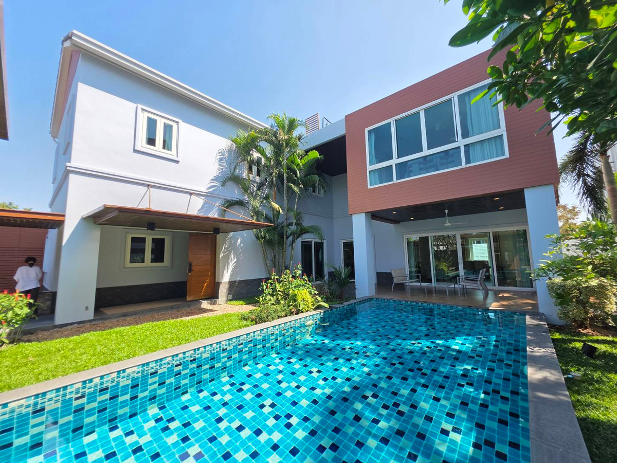 Panya Village Pattanakarn 30: 195.7sqwah 600+sqm. 6bed 4bath Sell: 75,000,000 Rent: 250,000/mth. Am: 0656199198