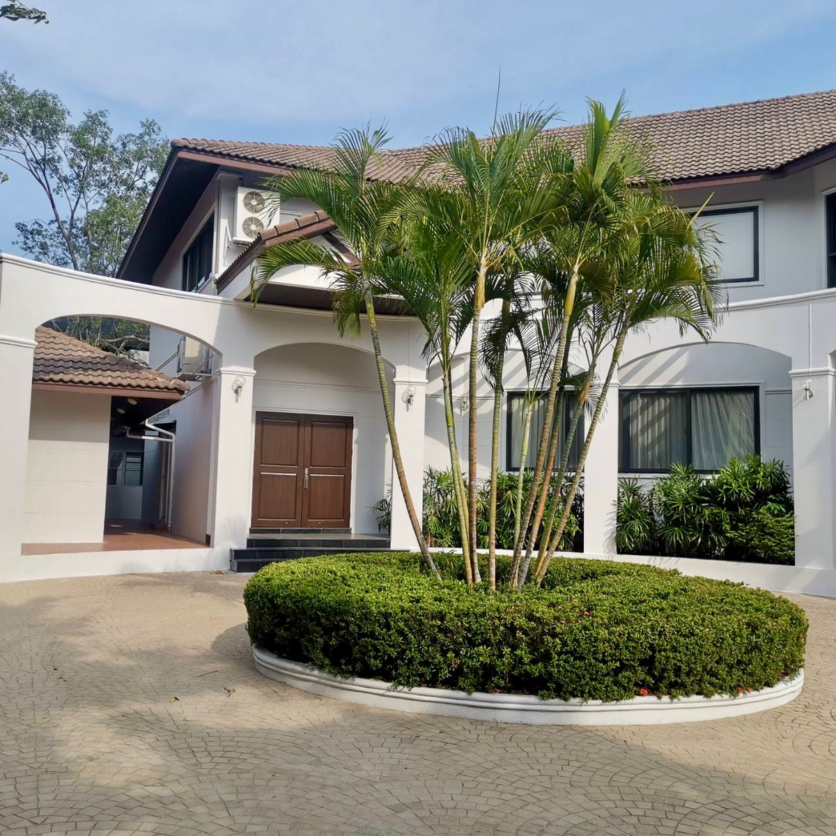 Panya Village Pattanakarn 30:  4+1 bed 5.5 bath 500sqm. 220,000/mth. Am: 0656199198