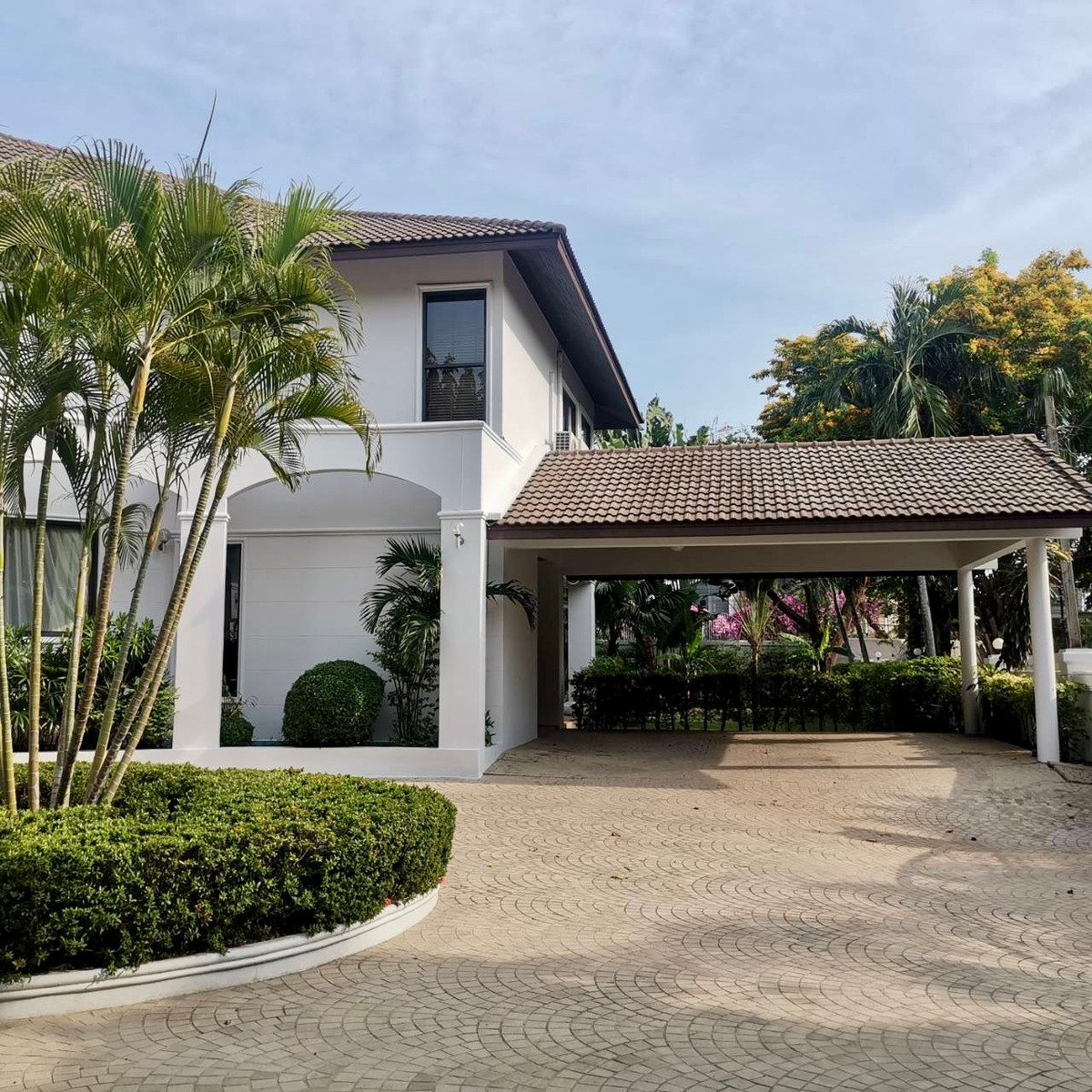 Panya Village Pattanakarn 30:  4+1 bed 5.5 bath 500sqm. 220,000/mth. Am: 0656199198