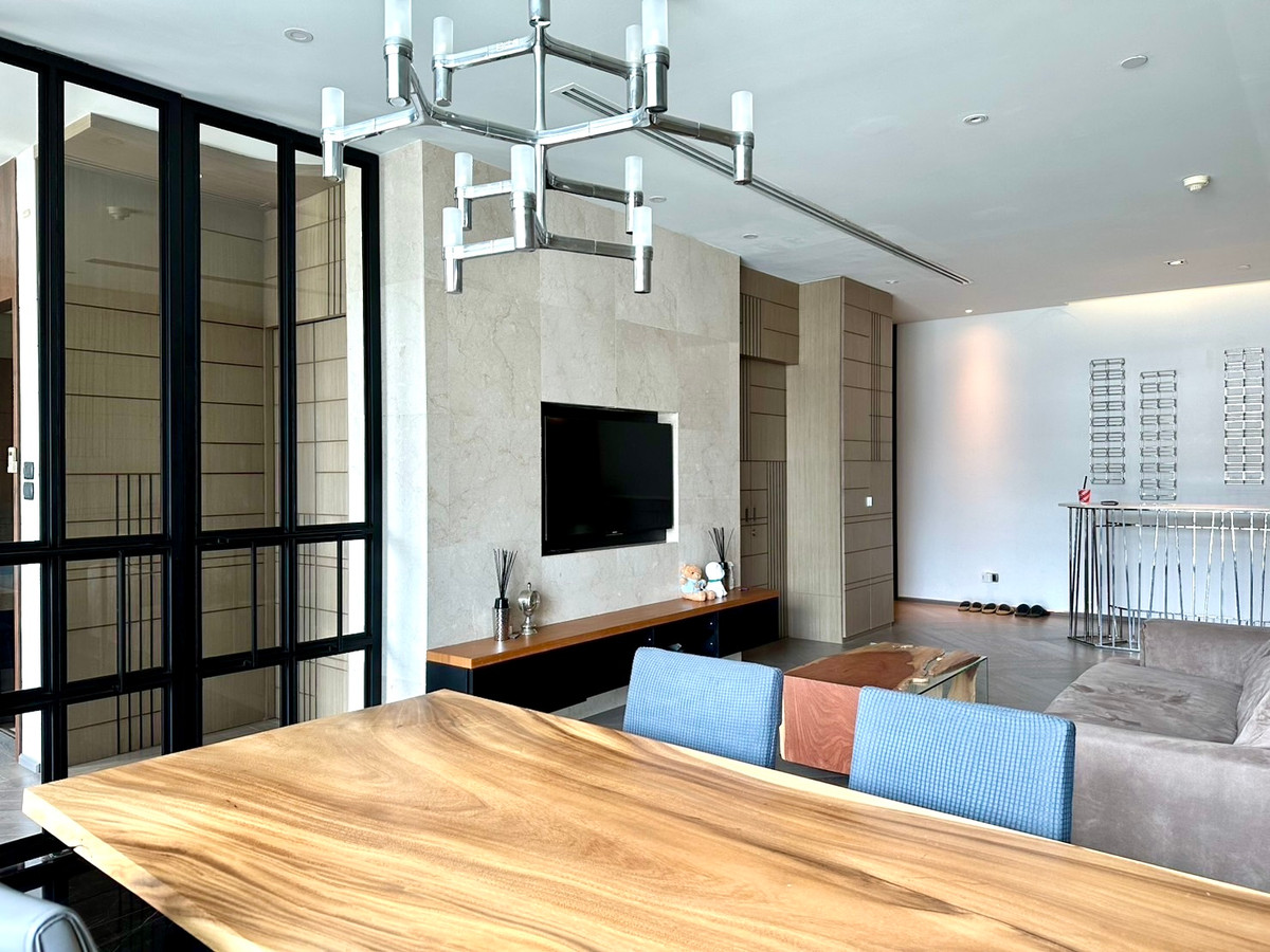 The Park Chidlom: 2bed 2.5bath + maid 145sqm 41,900,000 Am: 0656199198