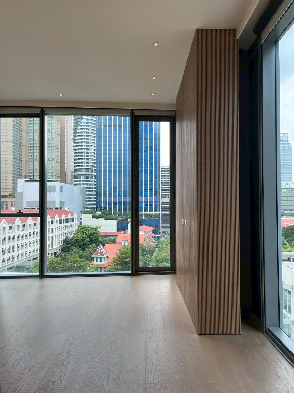Scope Langsuan: 1bed 1bath 85.26sqm. 39,300,000 Am: 0656199198