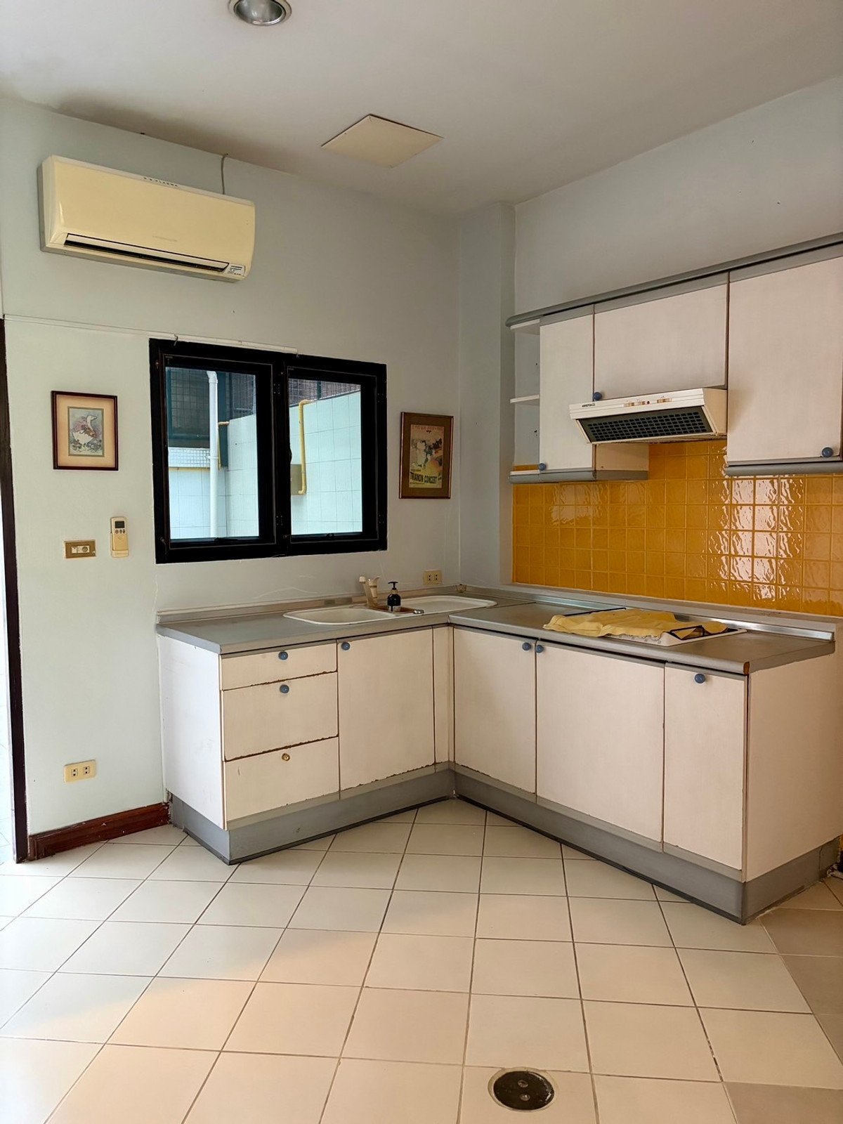 Townhome Thonglor soi 7 950m from BTS Thonglor: 4Fl 36sqwah 450sqm. 6bed 4bath 250,000/mth. Am: 0656199198