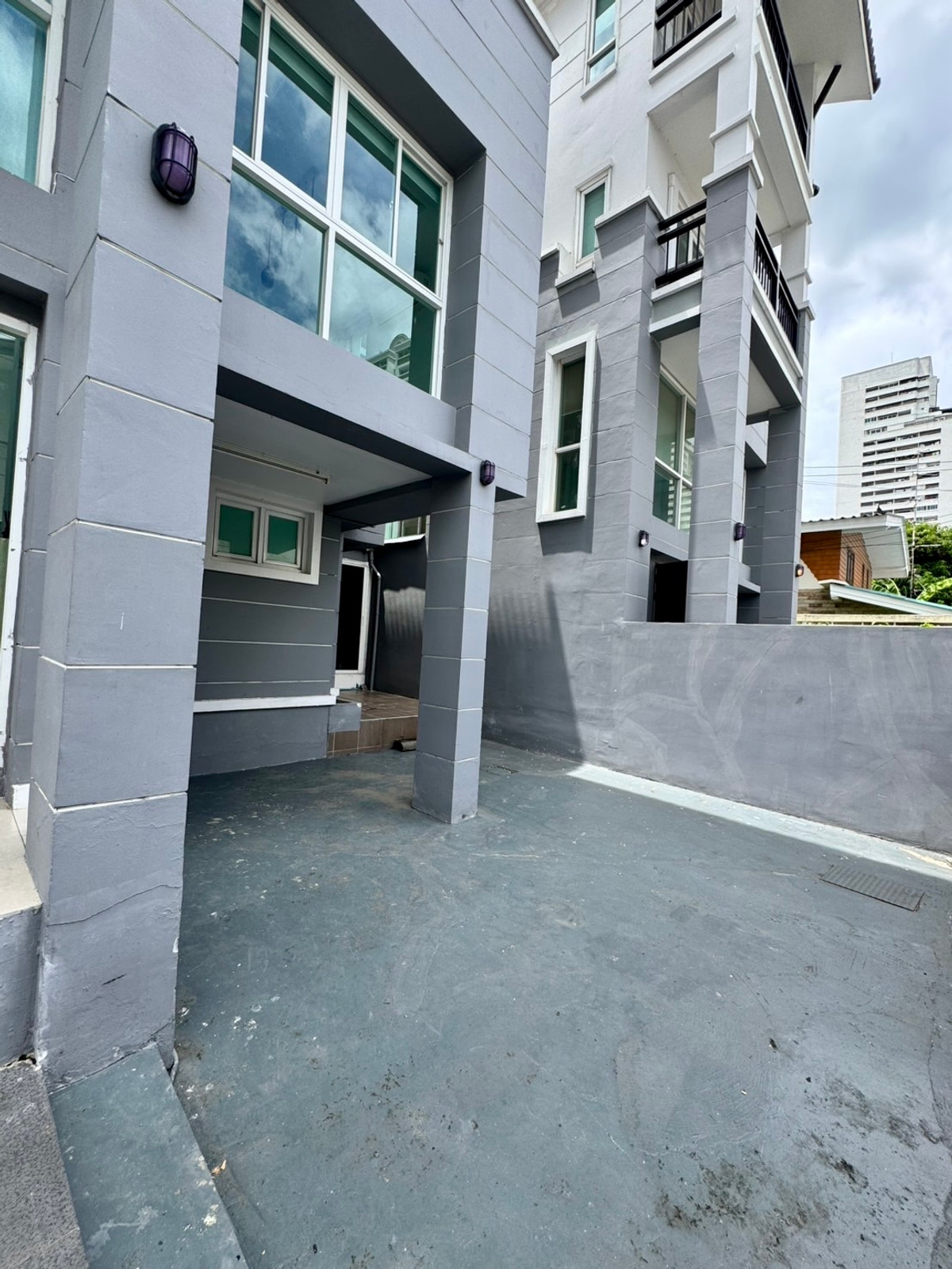 Townhome Pridi 31 near Ekkamai: 27sqwah 178sqm. 75,000/mth. Am: 0656199198