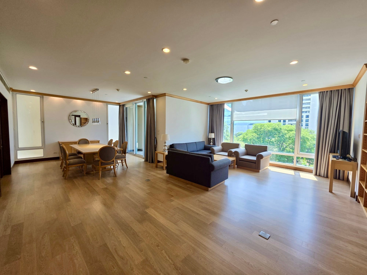 The Park Chidlom E2: 3+1bed 4bath + maid 258 sqm. 70,000,000 Am: 0656199198