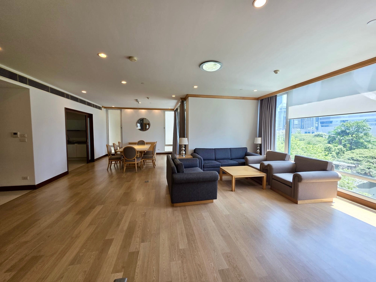 The Park Chidlom E2: 3+1bed 4bath + maid 258 sqm. 70,000,000 Am: 0656199198