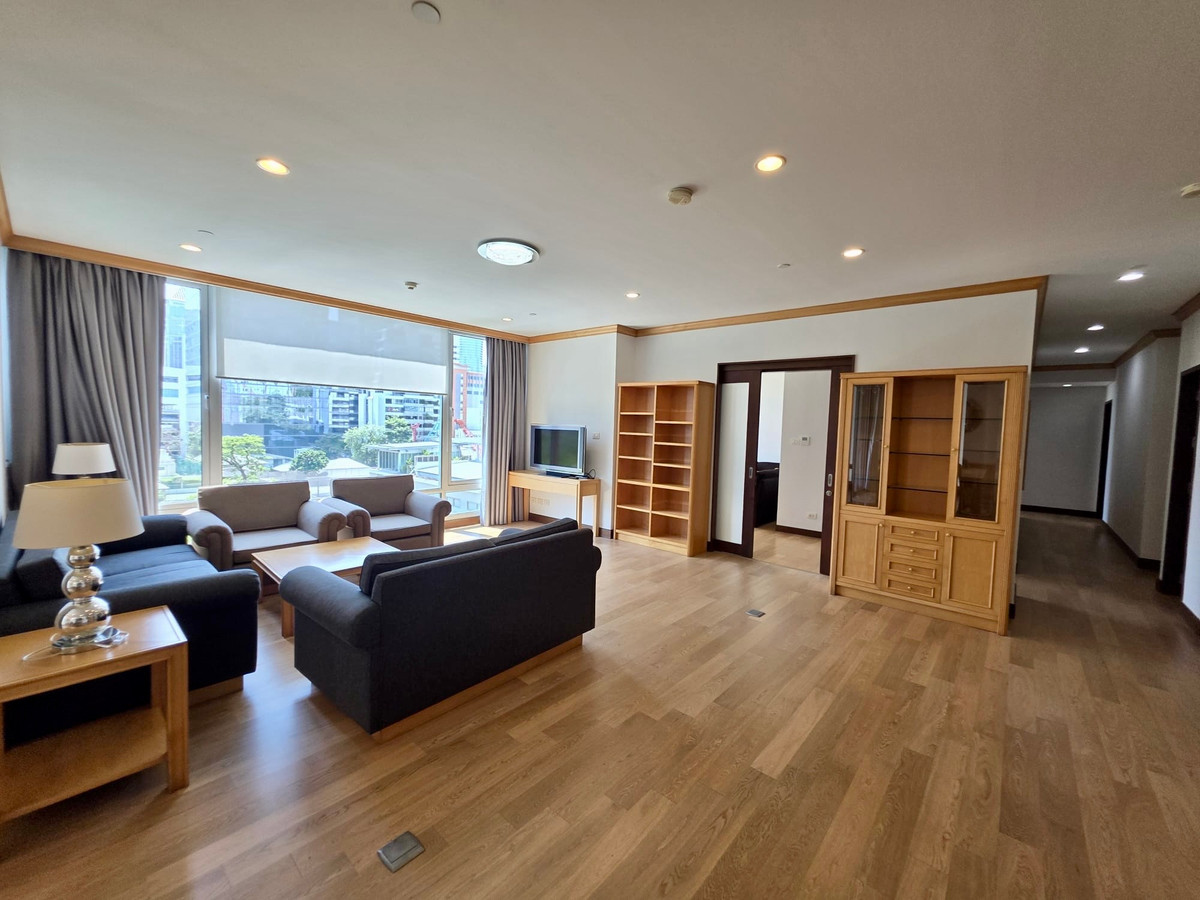 The Park Chidlom E2: 3+1bed 4bath + maid 258 sqm. 70,000,000 Am: 0656199198