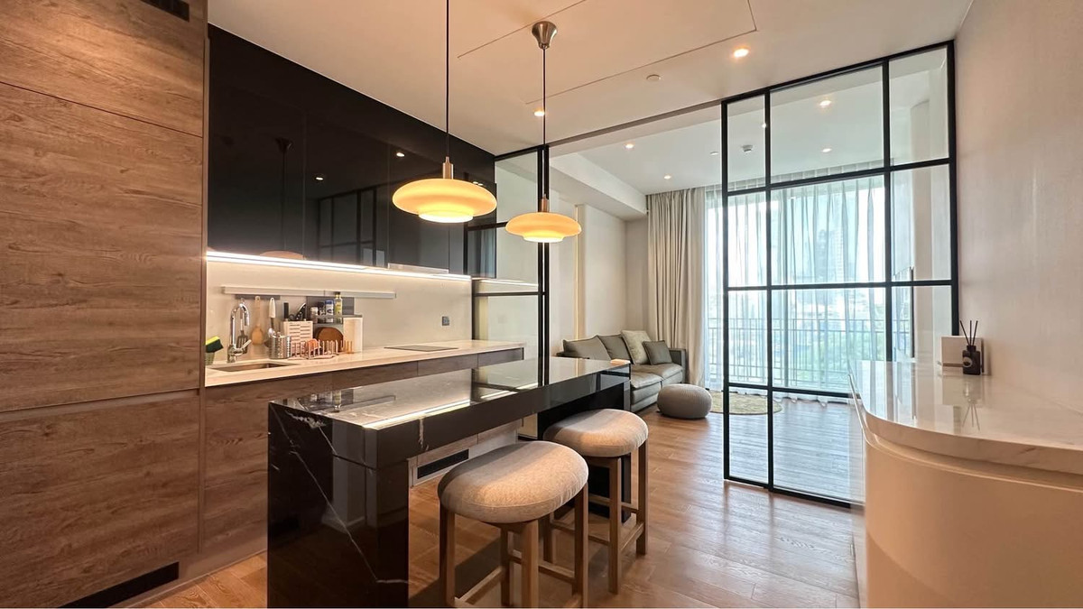 Muniq Langsuan: 1+1bed 1bath 64.56sqm. 23,500,000 Am: 0656199198