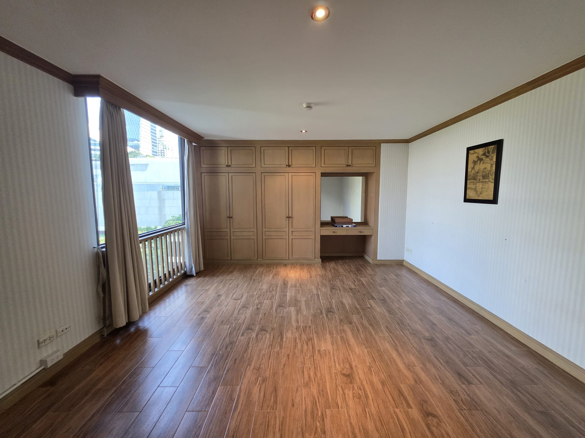 Somkid Garden: 210.9 sqm. 3bed 3bath with maid 40,000,000 Am: 0656199198