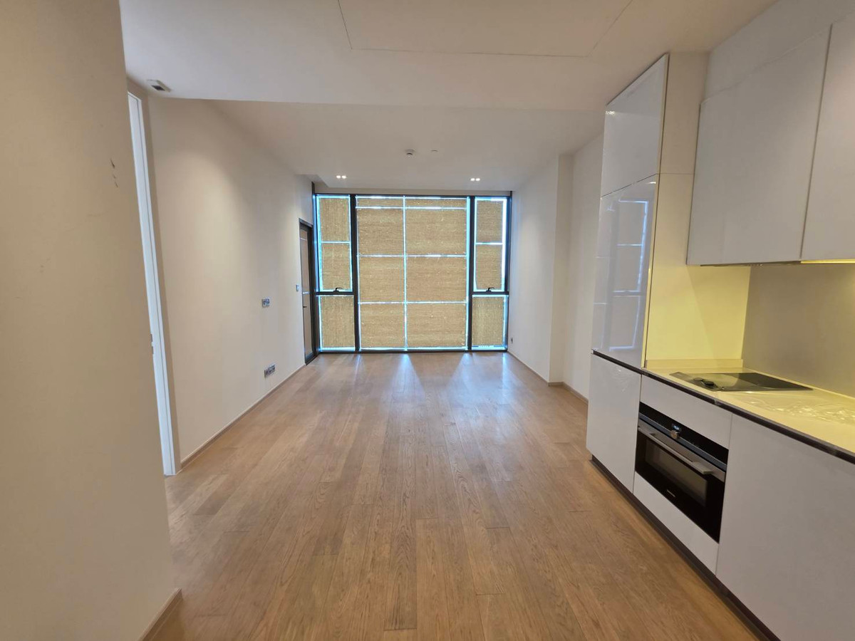 The Strand Thonglor Sell At Lost: 1bed 1bath 53.33sqm. 16,500,000 Am: 0656199198 East Facing brandnew open layout