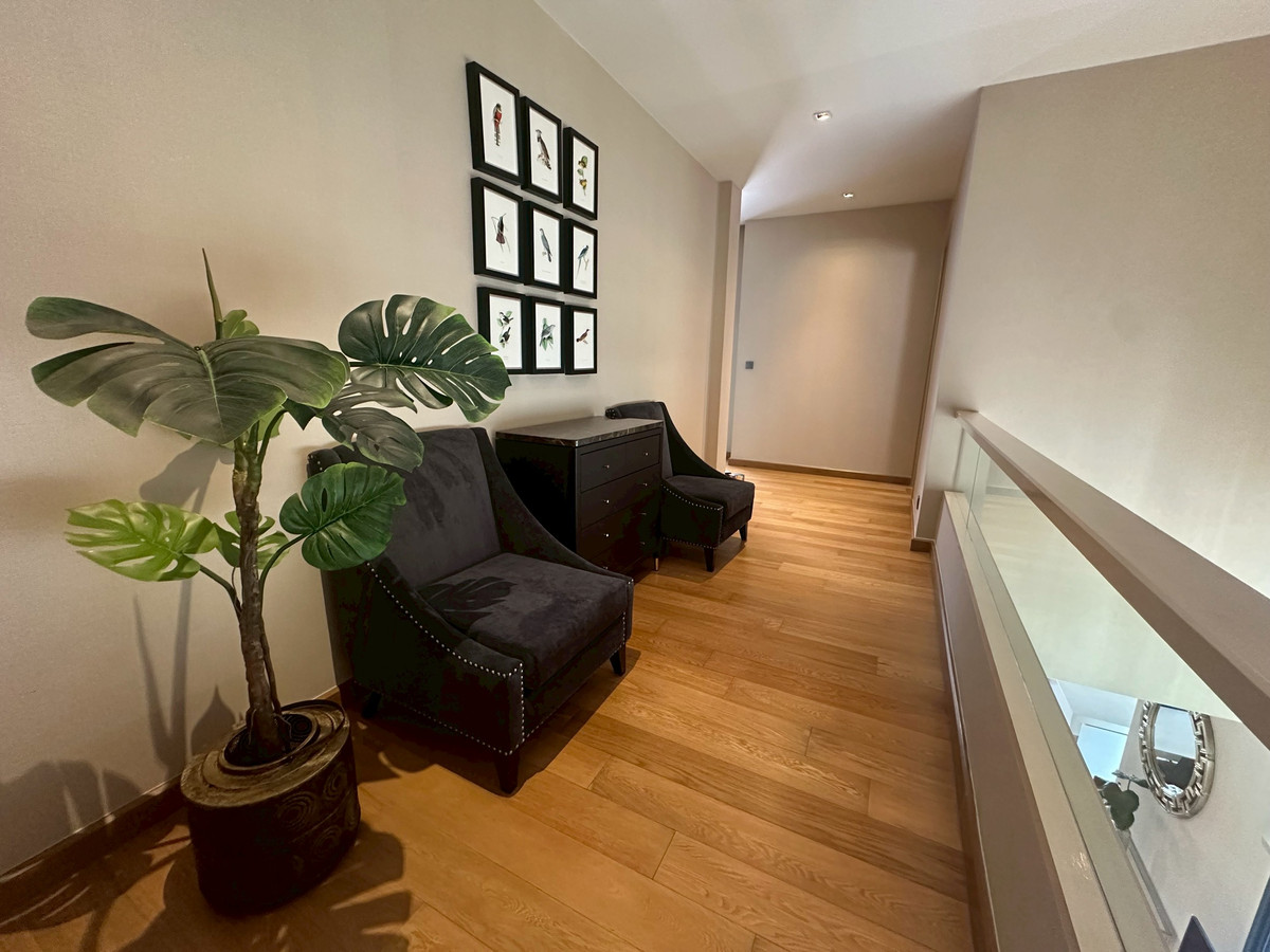 Parc Priva Rama 9: 60sqwah 300sqm. 4bed 4bath 220,000/mth. Am: 0656199198