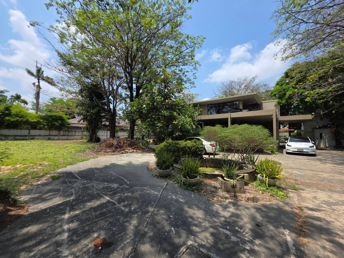 Land for sell Sukhumvit 49 yak 15: 802 sqwah 1,200,000,000  bht. Am: 0656199198