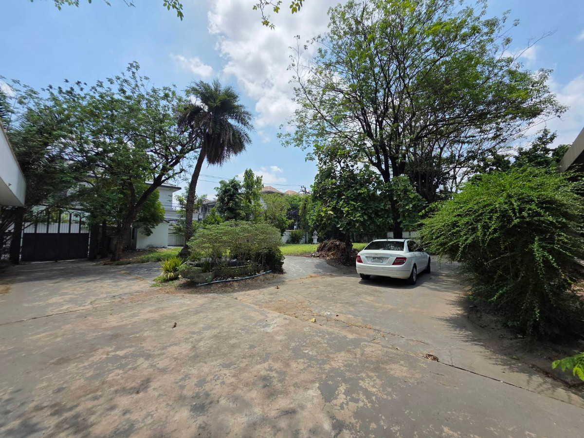 Land for sell Sukhumvit 49 yak 15: 802 sqwah 1,200,000,000  bht. Am: 0656199198