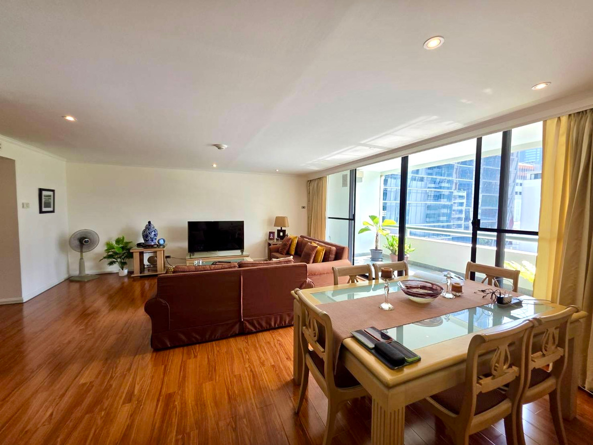 Somkid Garden: 2bed 2.5bath + maid quarter 164.7sqm. 37,000,000 transfer fee 50/50 Am: 0656199198