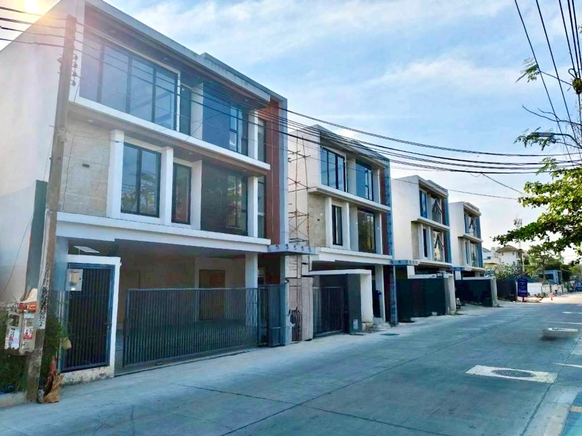 Location by JA: 115-118sqwah 825sqm. 4bed Private Pool, Private Lift  80,000,000 Am: 0656199198