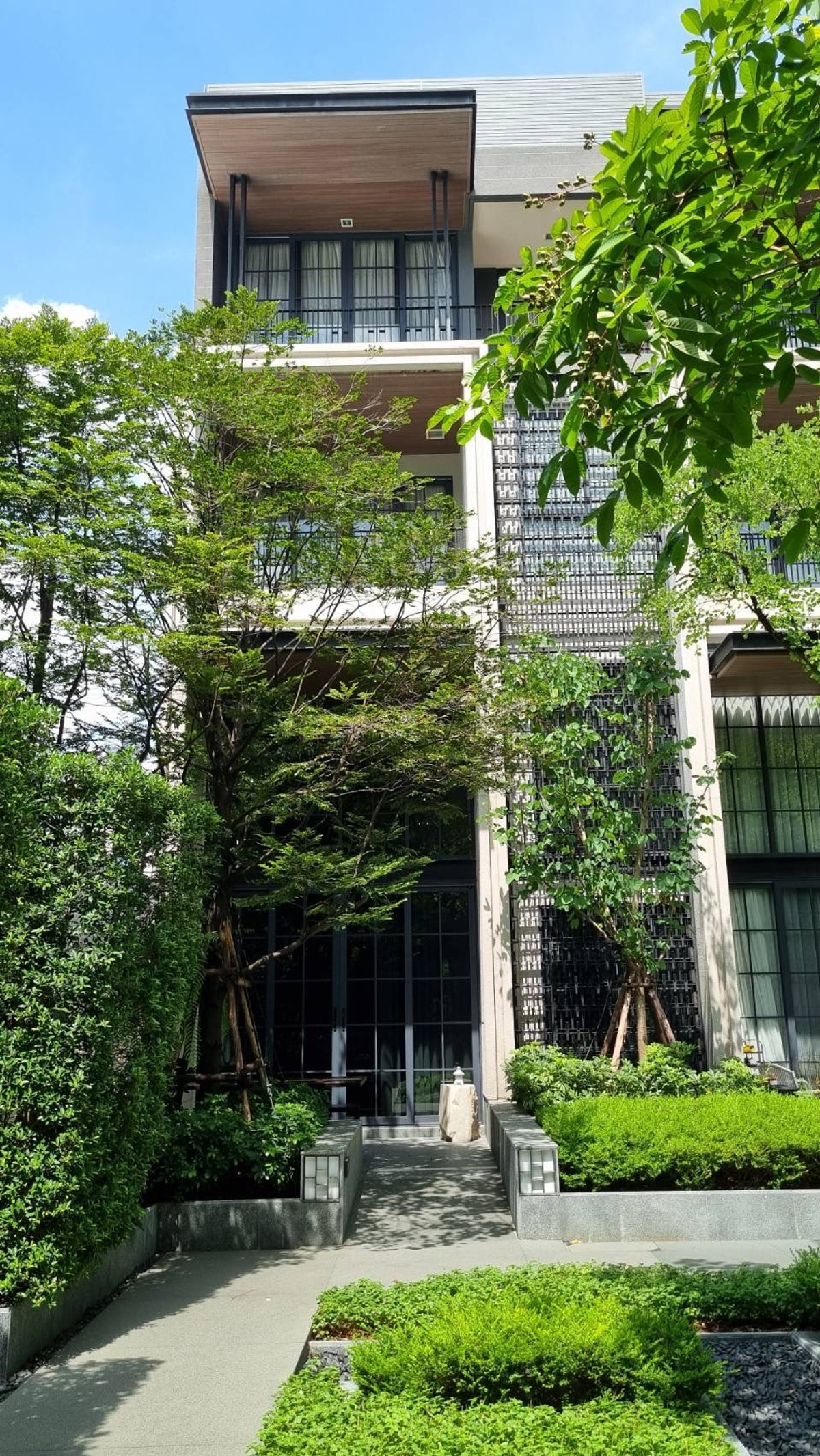 Quarter Sukhumvit 31: 4 bed 5 bath 41.6sqwah 425sqm. Fully Furnished Rent: 280,000/mth Sell: 79,000,000 Am: 0656199198