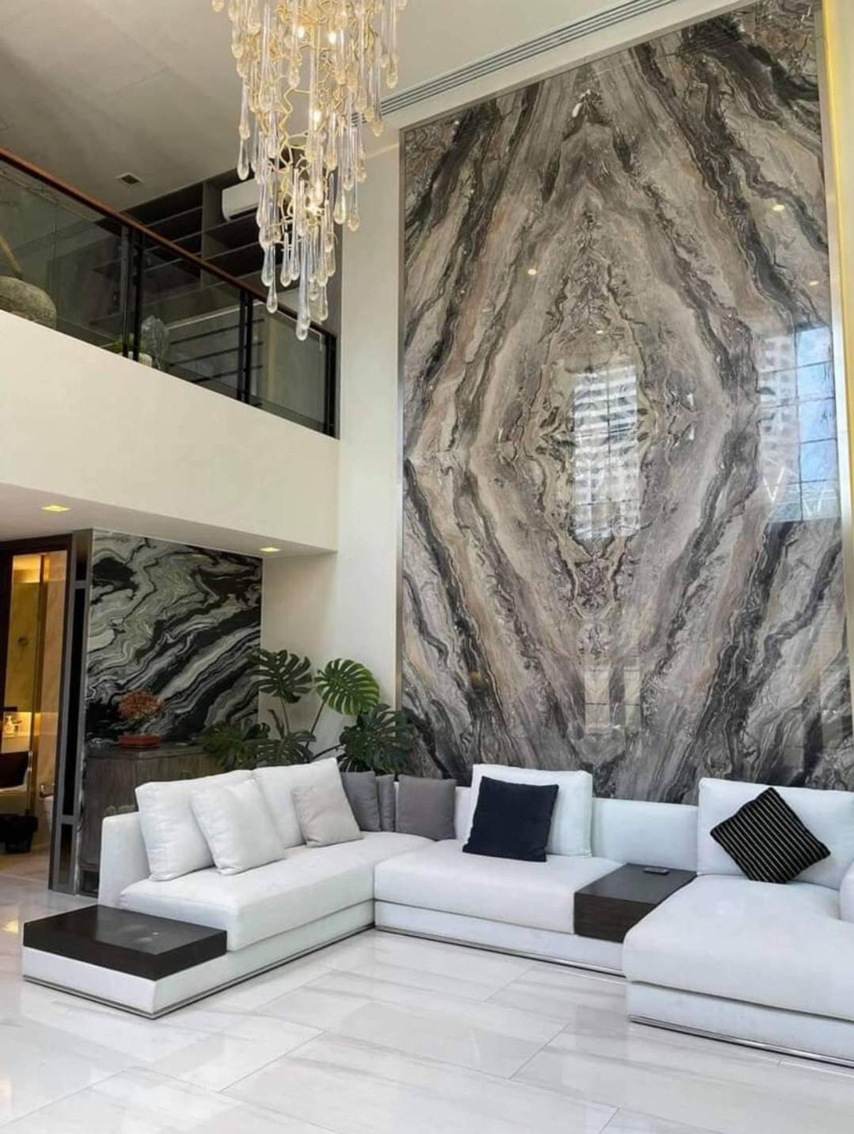 Quarter Sukhumvit 31: 4 bed 5 bath 41.6sqwah 425sqm. Fully Furnished Rent: 280,000/mth Sell: 79,000,000 Am: 0656199198