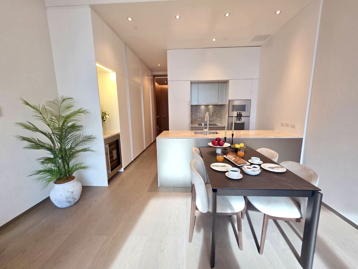 Scope Langsuan: 1bed 1bath 83.78sqm. 39,900,000 unfurnished Am: 0656199198