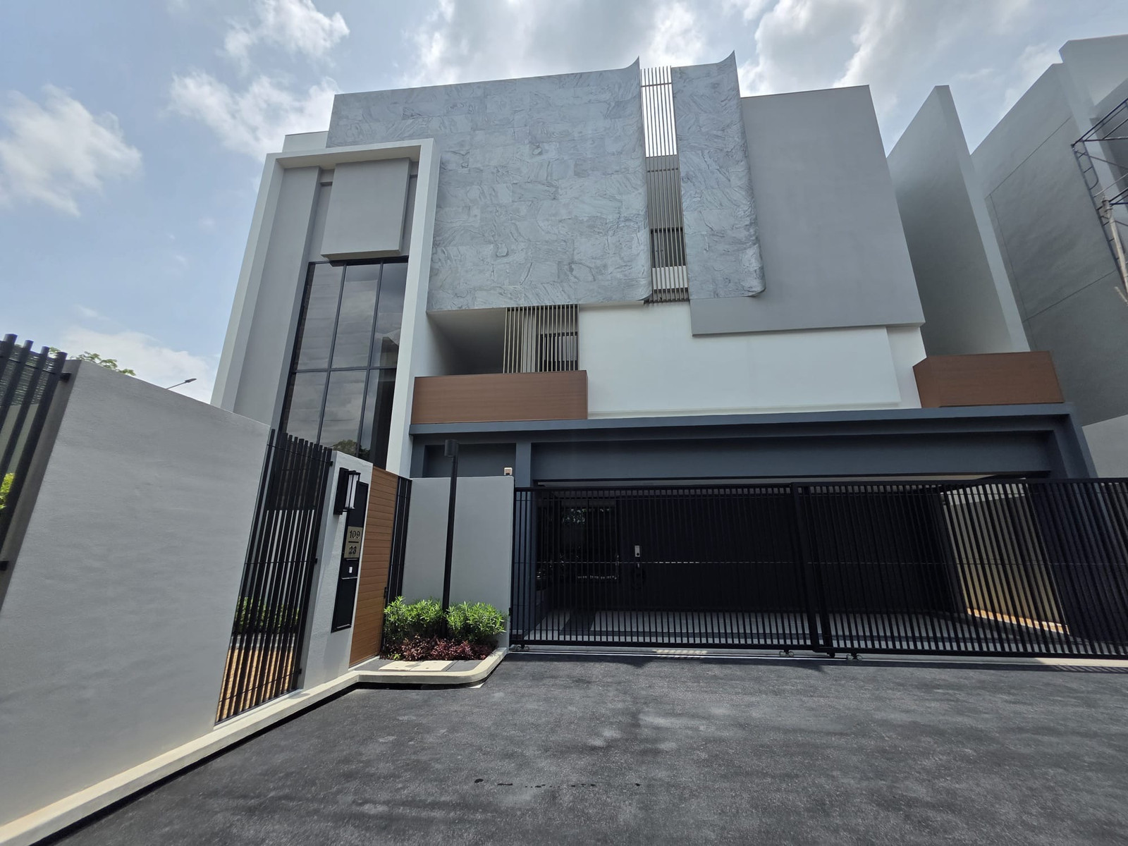 Bugaan Krungthep Kreetha size M: 110 sqwah  540 sqm. 3bed 4bath 58,900,000 Corner big land plot Am: 0656199198