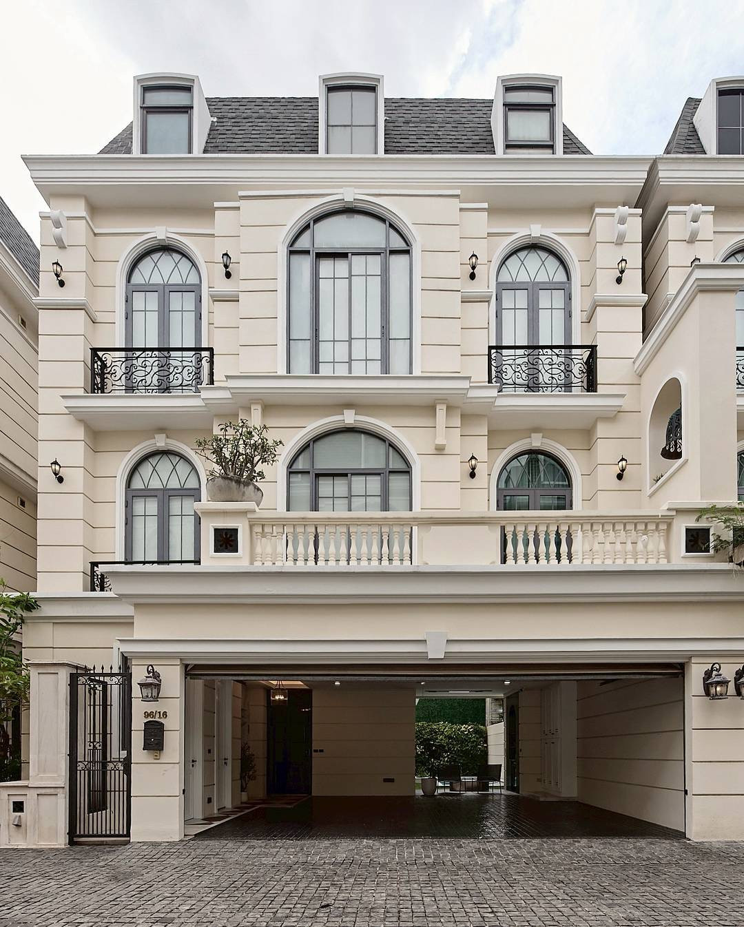 Casa Ekkamai 22 Sukhumvit 63: 49.9sqw. 500sqm 4bed 5bath private pool Am: 0656199198