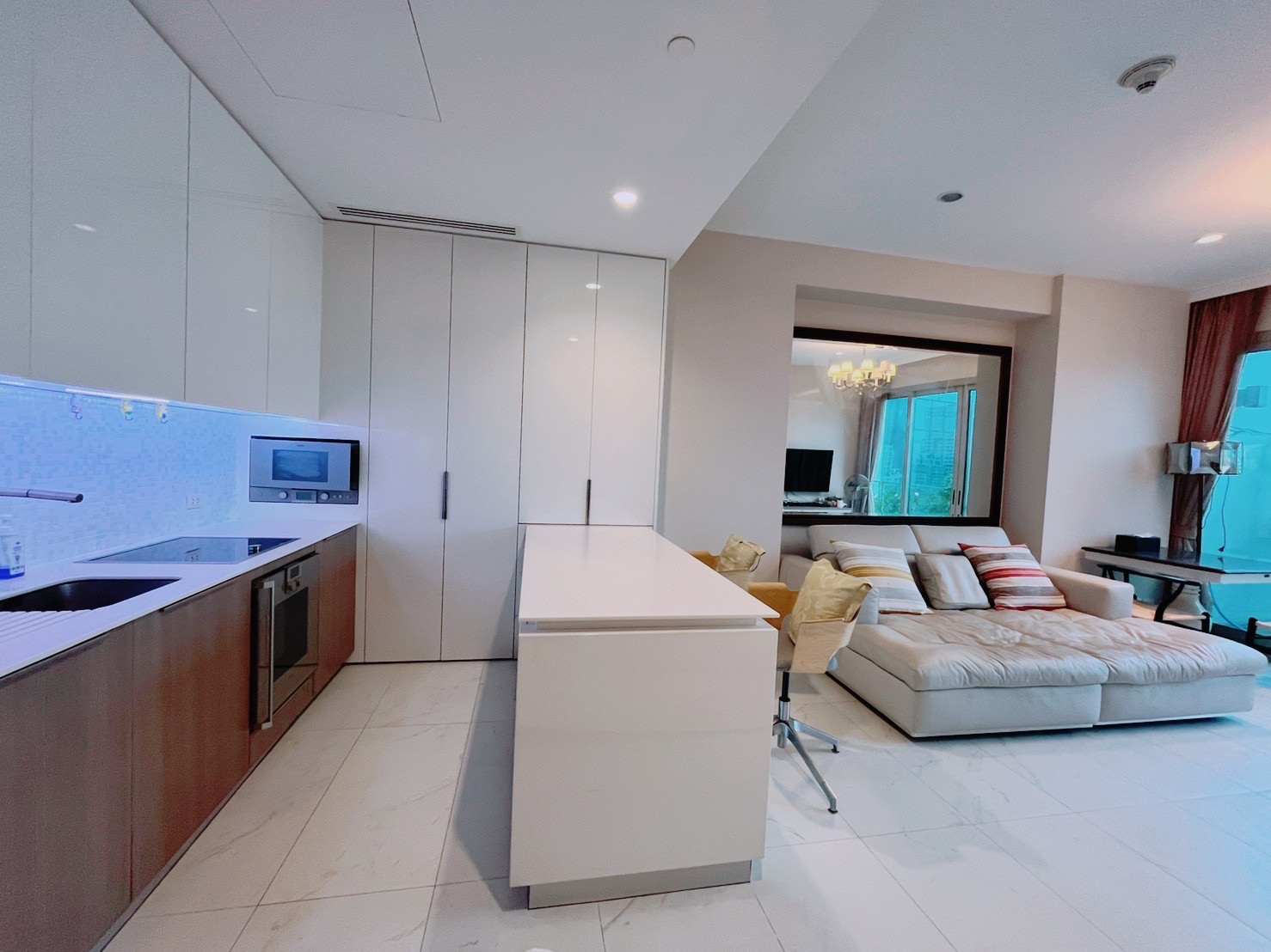 185 Rajadamri: 1bed 1bath 70sqm  23,000,000 High Floor Am: 0656199198