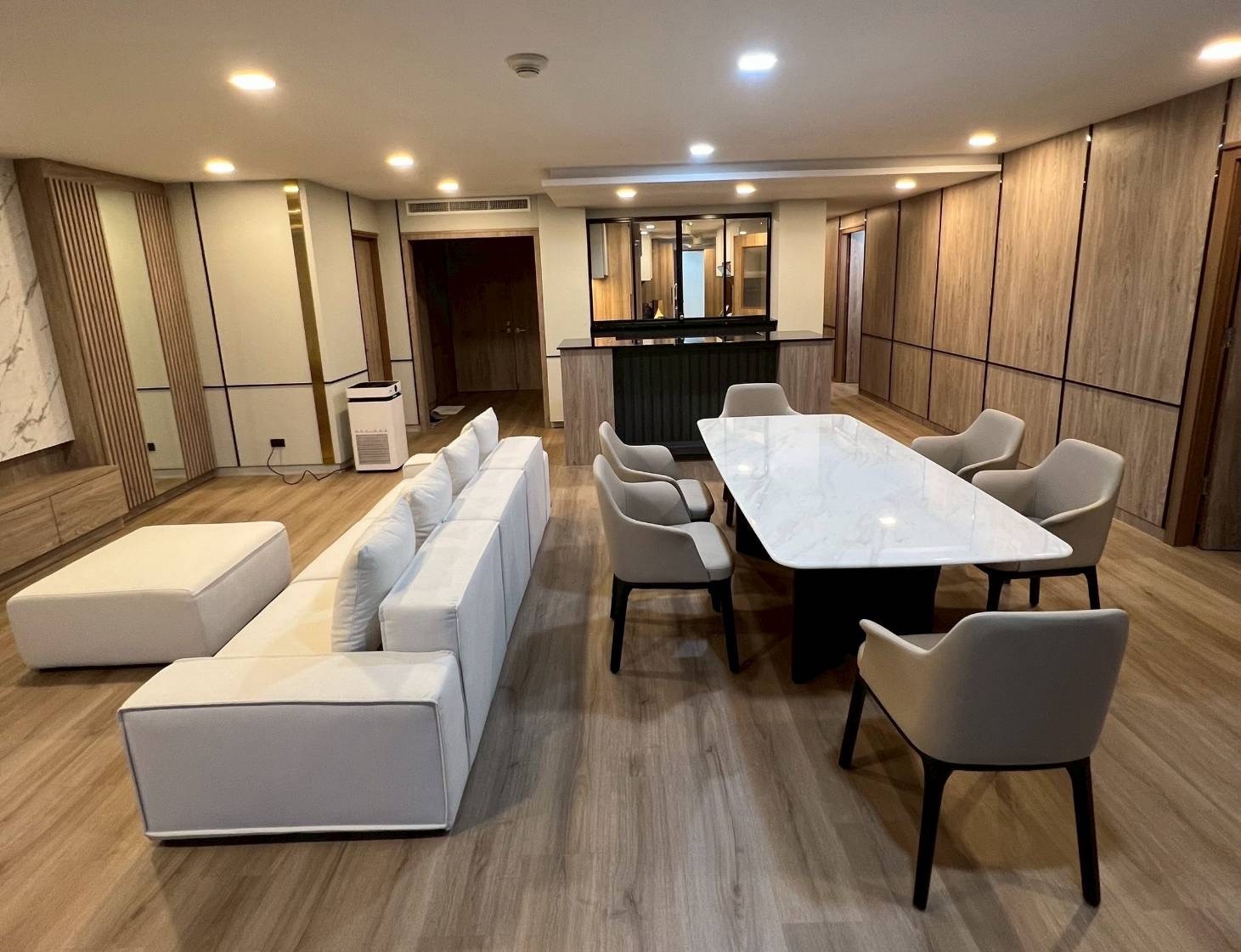 Somkid Gardens: 251.40 sqm. 3bed 4bath with maidroom High Floor Sell: 85,000,000 Rent: 200,000/mth Am: 0656199198