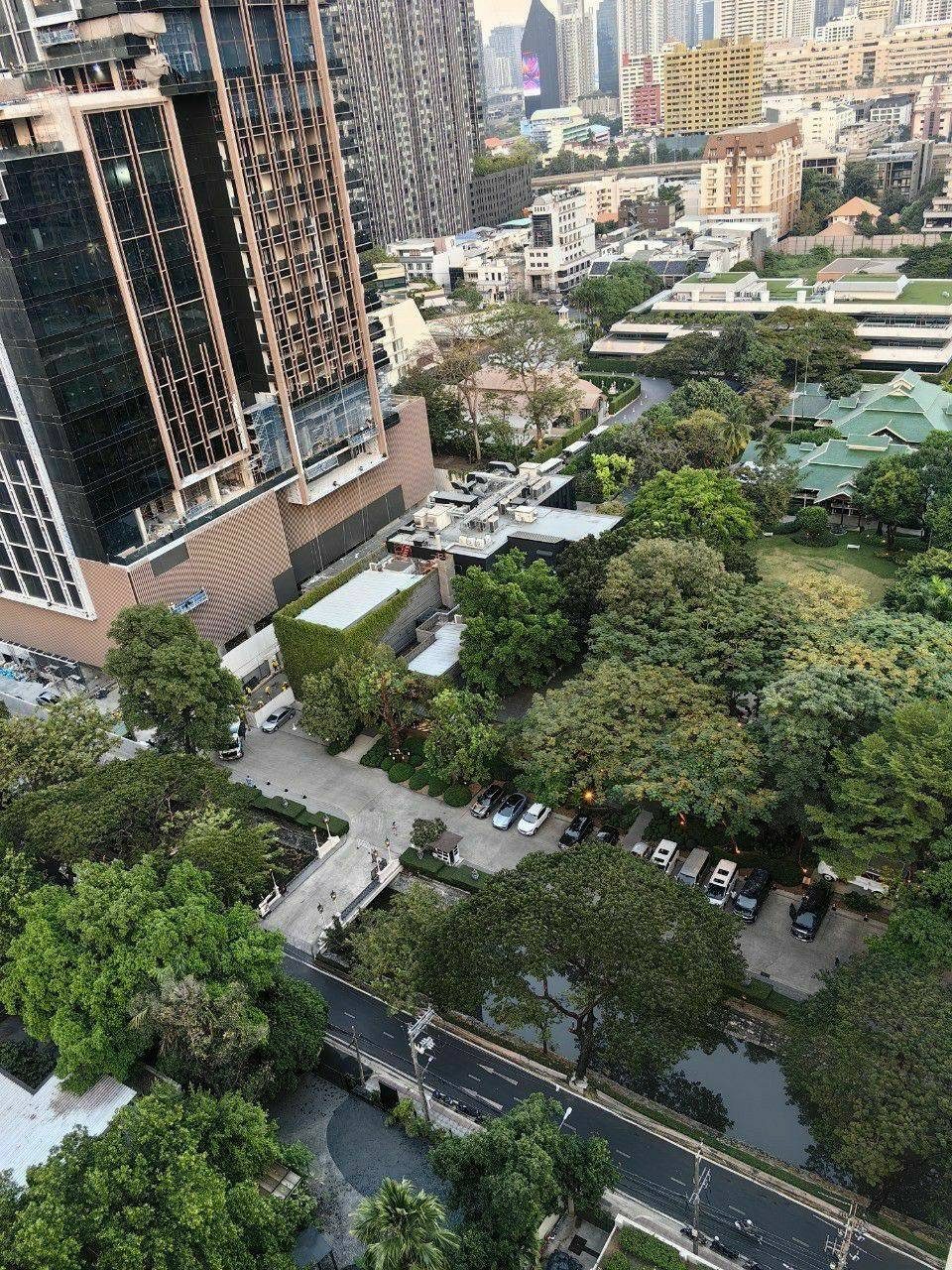 Somkid Gardens: 251.40 sqm. 3bed 4bath with maidroom High Floor Sell: 85,000,000 Rent: 200,000/mth Am: 0656199198