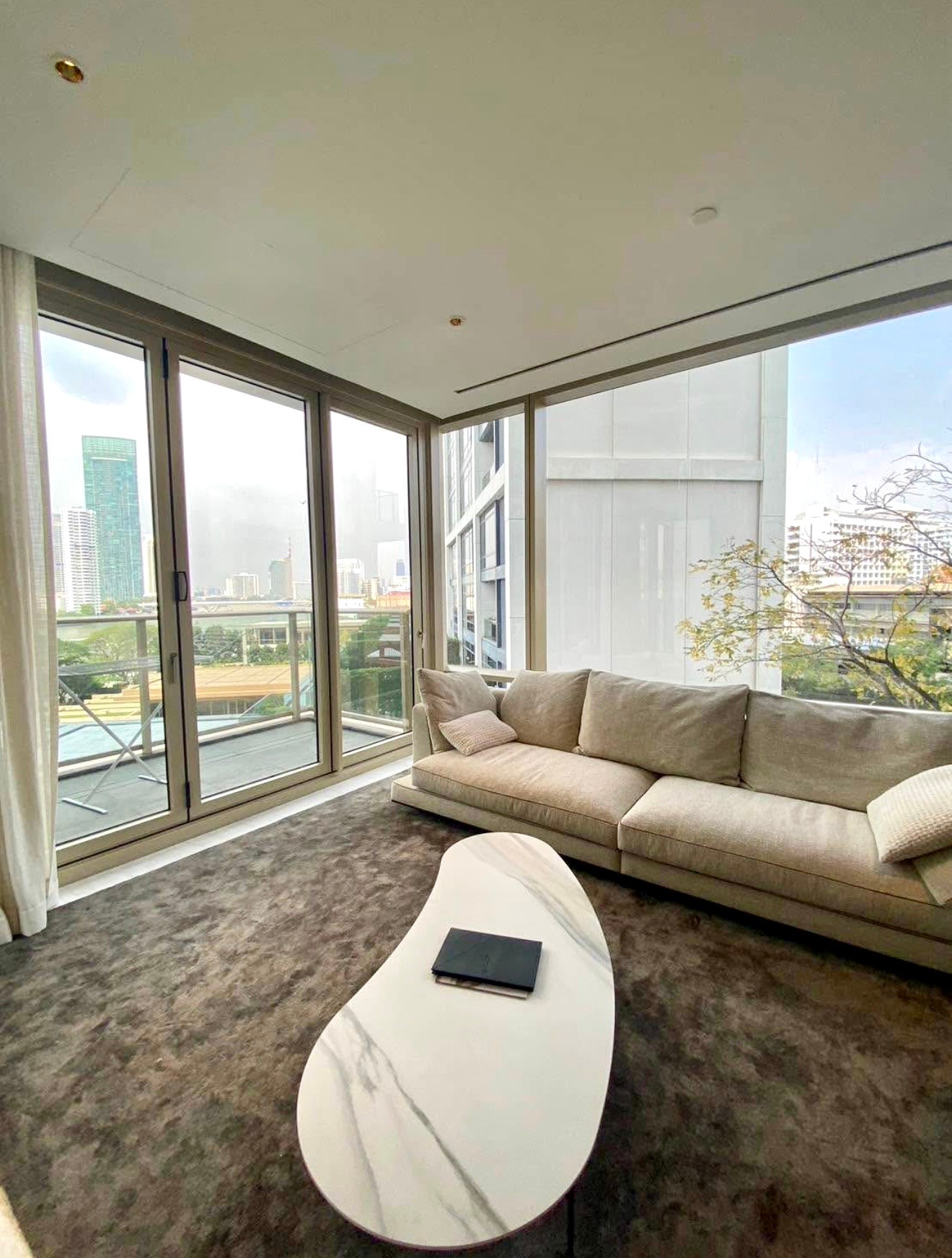 Four Season Private Residences: 2bed 3bath 120sqm 220,000/mth. Am: 0656199198