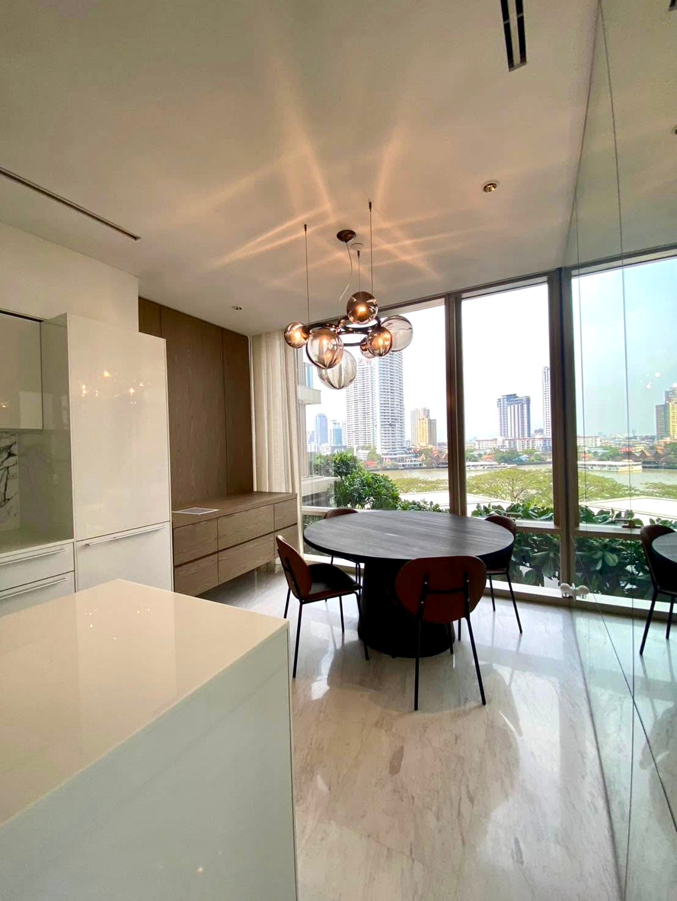 Four Season Private Residences: 2bed 3bath 120sqm 220,000/mth. Am: 0656199198