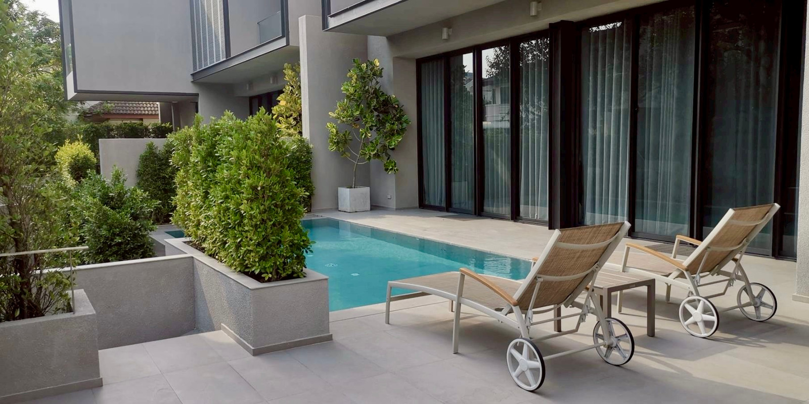 House for rent Ekkamai soi 10: 556sqm. 4bed 4.5bath+1 maid Private Pool 250,000/mth. Am: 0656199198