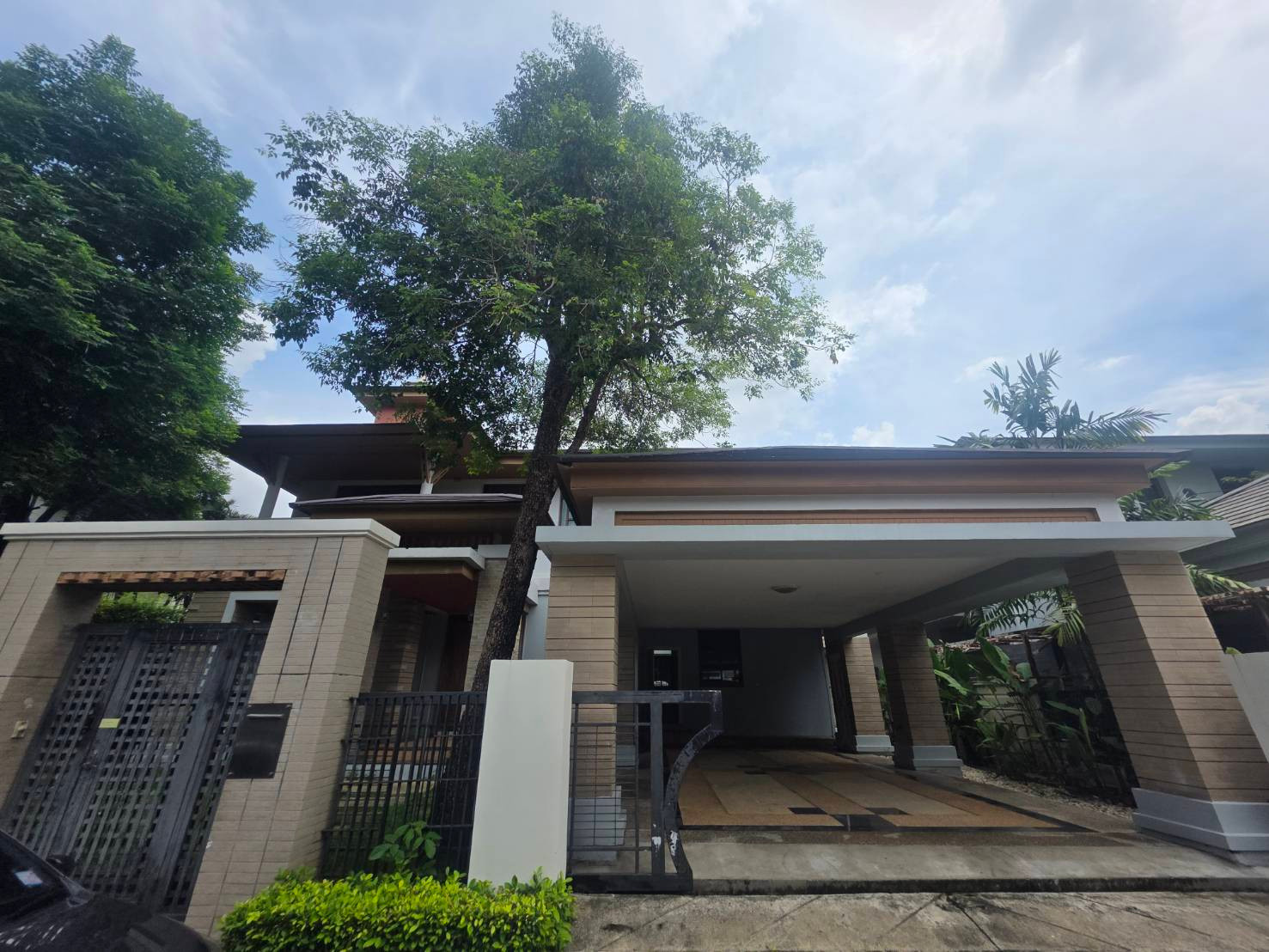 Narasiri Pattanakarn-Srinakarin: 110sqwah 350sqm. 4bed 4bath 85,000/mth. Am: 0656199198