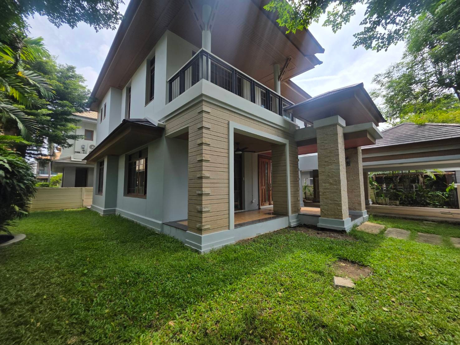 Narasiri Pattanakarn-Srinakarin: 110sqwah 350sqm. 4bed 4bath 85,000/mth. Am: 0656199198