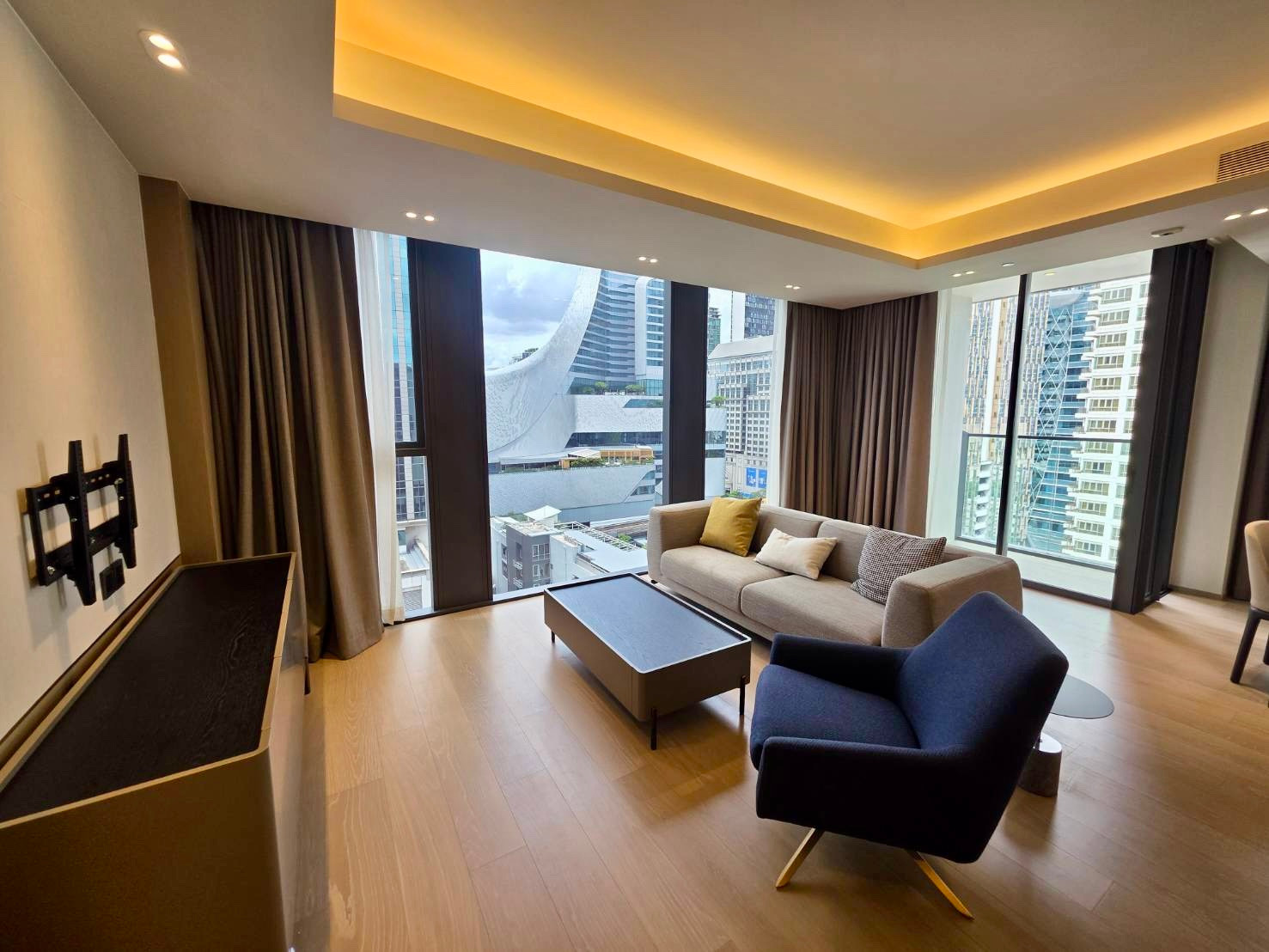 Tonson One Residence: 2bed 2.5bath 118.44sqm 170,000/mth. Am: 0656199198