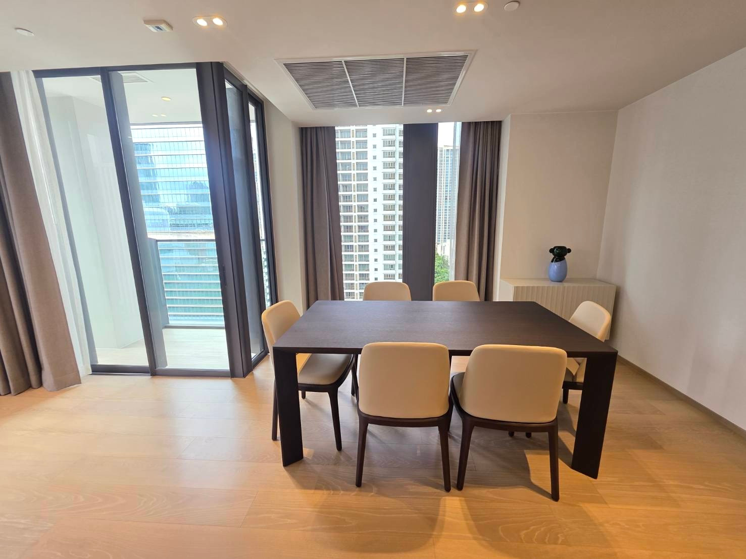 Tonson One Residence: 2bed 2.5bath 118.44sqm 170,000/mth. Am: 0656199198